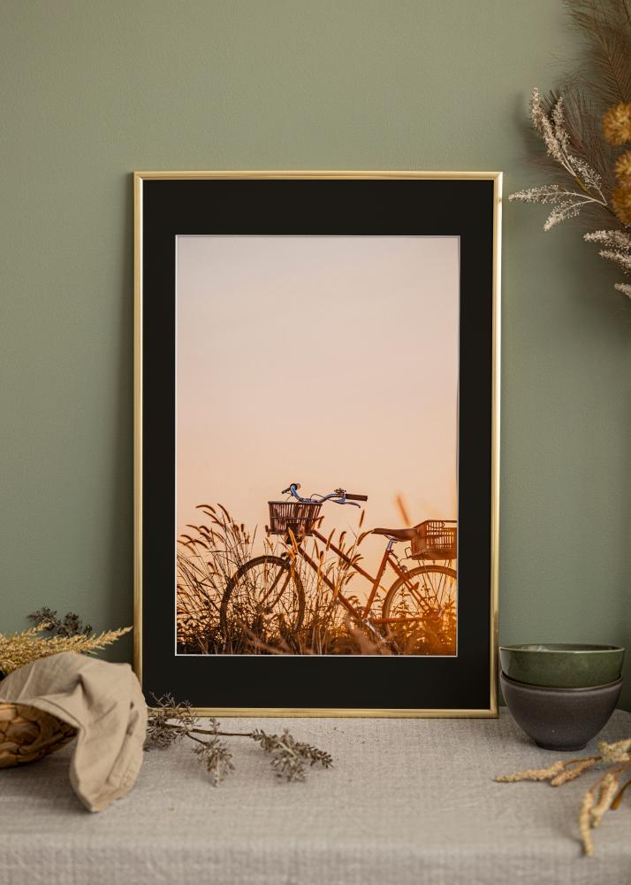 Ram med passepartou Frame New Lifestyle Shiny Gold 20x30 cm - Picture Mount Black 15x21 cm (A5)