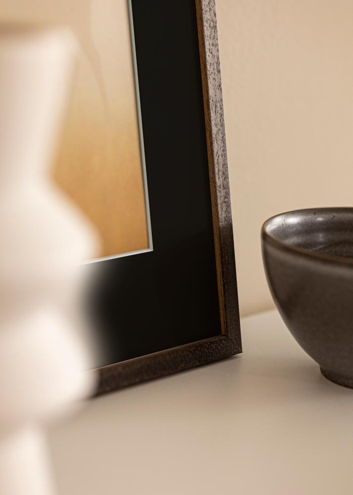 Ram med passepartou Frame Edsbyn Walnut 18x18 cm - Picture Mount Black 12x12 cm