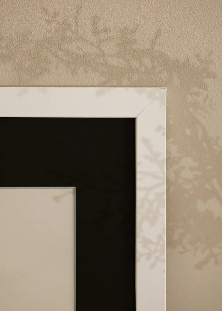 Ram med passepartou Frame White Wood 70x90 cm - Picture Mount Black 55x70 cm