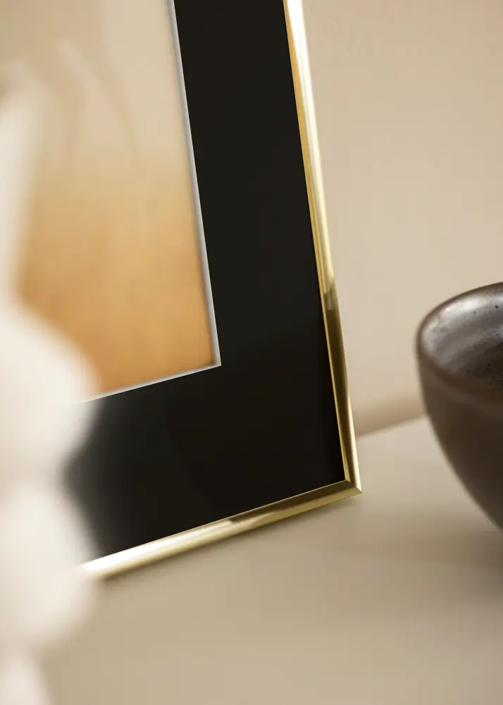 Ram med passepartou Frame Visby Shiny Gold 70x100 cm - Picture Mount Black 62x85 cm
