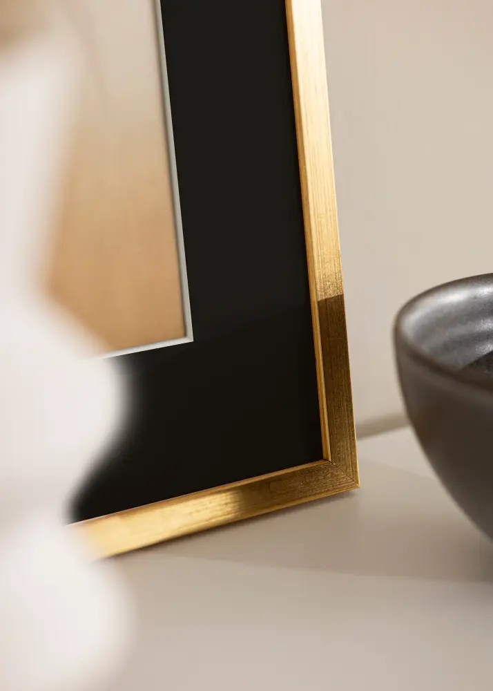 Ram med passepartou Frame Edsbyn Gold 40x50 cm - Picture Mount Black 29.7x42 cm