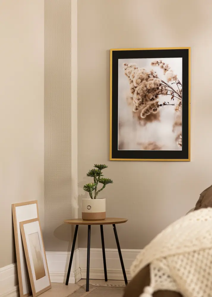 Ram med passepartou Frame Edsbyn Gold 40x50 cm - Picture Mount Black 29.7x42 cm