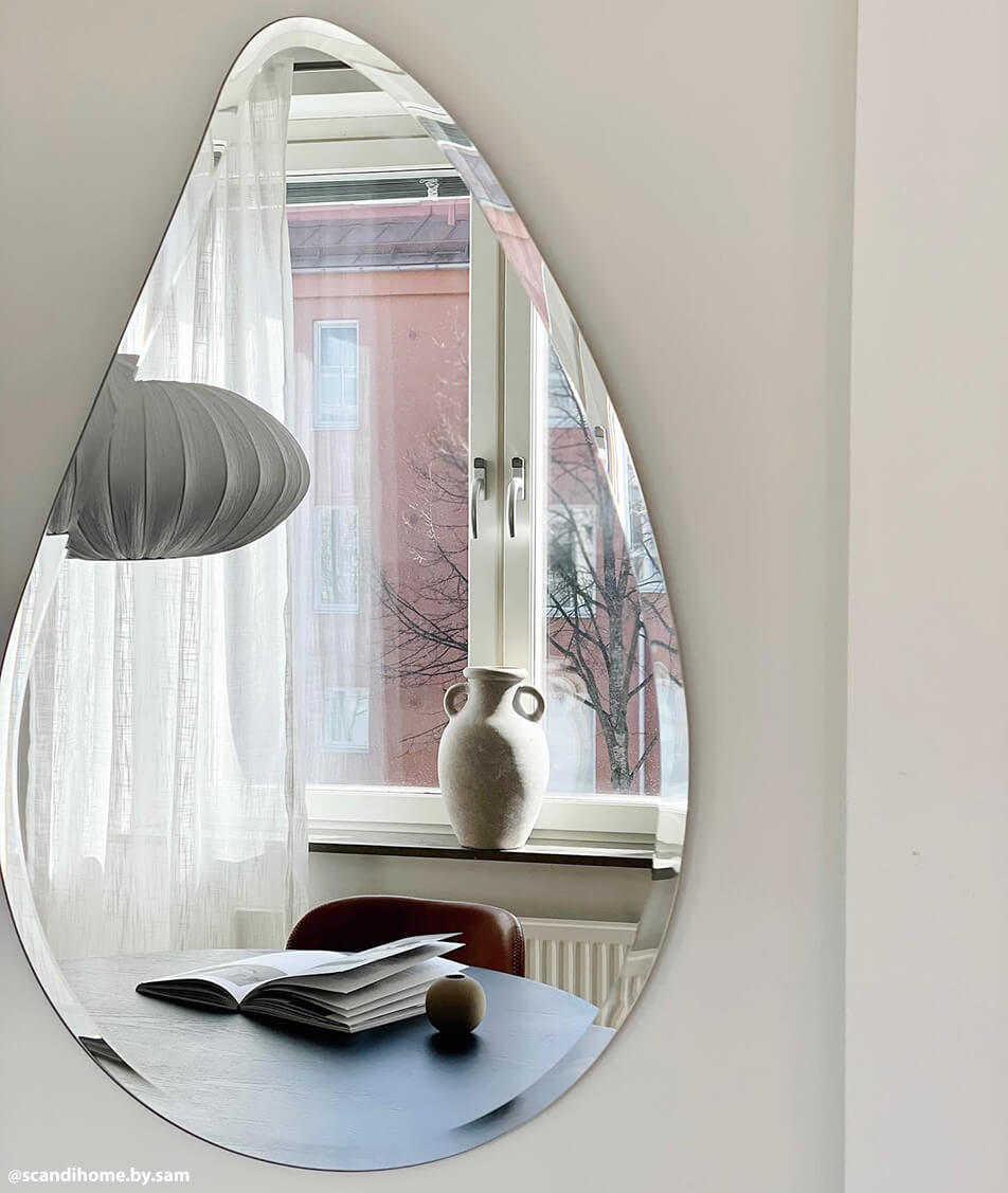 Drop-shaped mirror in kitchen