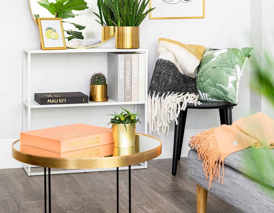 Mirror table with a round golden mirror