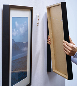 Simple and smooth hanging of photo frames without making holes in the wall